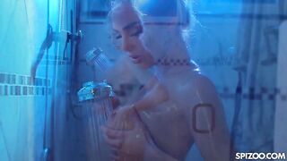 Сисястая Кензи Энн разбудила минетом парня ради полуночного секса