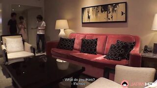 Свободная японка Ику Сакураги шалит с двумя мужиками в отеле в Макао