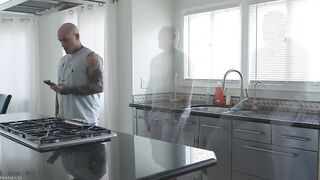 Лысый отчим сексом мотивирует падчерицу Николь Ария перед важной игрой