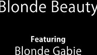 Англичанка Габи Блонд подкачала письку помпой перед дрочкой дилдо