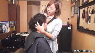Японская парикмахерша Сара Сайджо оказывает секс услуги клиентам