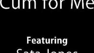 Красотка бальзаковского возраста Сата Джонс балуется с секс игрушкой