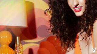 Возбуждающее обнажение кудрявой крошки Лины Джейд на фотосессии Playboy