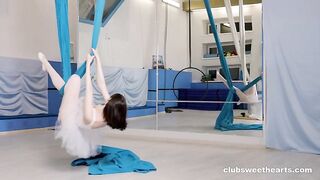 Молоденькая русская балерина во время тренировки поигралась с пилоткой
