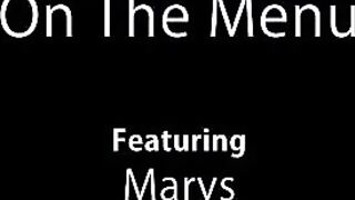 Русская крошка Мэри на ужин предпочитает кухонную мастурбацию игрушкой