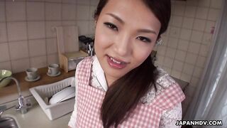 Японка Киока Макимура смакует член любовника на кухне готовя мужу ужин
