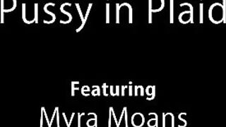 Утренняя разминка бритой киски доводит до экстаза американку Майру Моанс