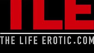 Грудастая рыжуха Арья придумала способ получить анальное наслаждение