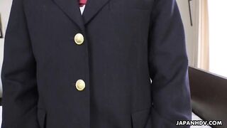 Японочка в школьной униформе Миина Минамото мастурбирует до оргазма