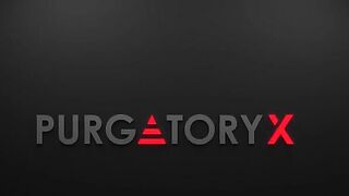 Транс Бриттани Кейд в стиле Ирки Сычевой глубоко сосет в туалете клуба