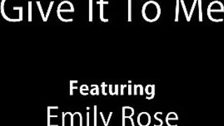 Шесть оргазмов Эмили Роуз: диванные ласки мокрой бритой киски