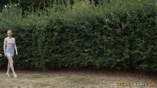 Горячие телки в парке набросились на парня и выдоили сперму из его яичек