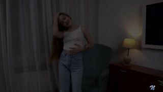 Симпатяжка из России Холли Лолли пихает резиновый член в мокрую киску