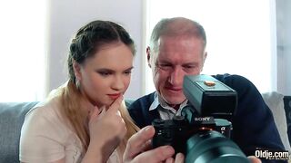 Седой профессиональный фотограф уломал на секс молодую Ирину Кейдж