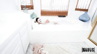 Красота - страшная сила: Чарльз Дера трахает в ванной красотку Сесе Мекта