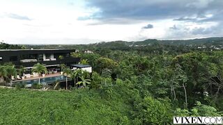 Риэлторша Кира Нуар продала дом предложив крутой секс в качестве бонуса