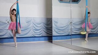 Тренировка русской балерины Сары Хит завершилась онанизмом перед зеркалом