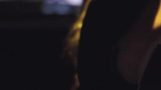 Испуганная блондинка Джилл Кэссиди ебется с негром во время блэкаута