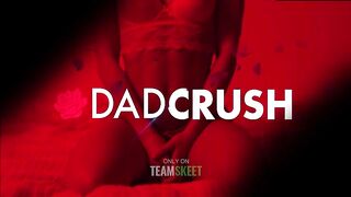 Милашка Афина Флерс порадовала старичка отчима сексом на День отца