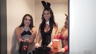 Черные парни на Хэллоуин угостили сексуальных онлифанщиц сладкими хуями