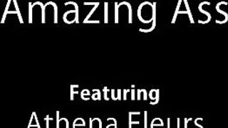 Блондинка с потрясающей попкой Афина Флерс нежно ласкает себя между ног