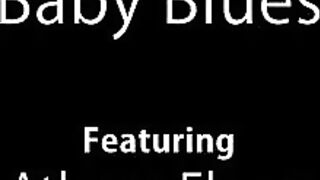 Американка Афина Флерс доводит себя до оргазма после прогулки в парке