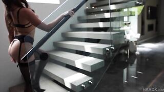 Анальная гимнастка Кэти Куш показывает сложные трюки на большом пенисе
