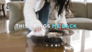 Возвращение в родные края Дженни Роуз празднует лесбийским сексом