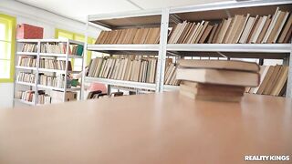 Пошляк Джорди Эль Ниньо Полла в библиотеке секса трахнул Карину Кинг