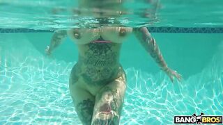 Подводный секс в бассейне с фигуристой азиатской шлюшкой Конни Периньон