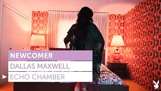 Эрофотосессия с курящей моделью с татуированным телом Даллас Максвелл