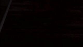 Очкастая крошка Миа Де Виль взобралась на стол и подрочила вибратором