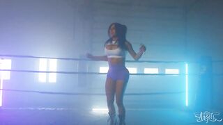 После боя хуями не машут: победивший боксер-транс ебет соперницу Лору Фокс