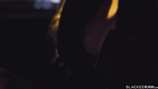 Лысый негр протянул член помощи белокурой крошке в беде Бонни Джи