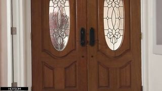 Пышногрудая Октавия Ред превратила друга мужа в своего любовника