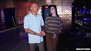 Стриптизерша Бэби Джемини танцует приватный танец на члене женишка