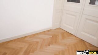 Крошка из клининговой компании Лена Кокс очком полирует большой хуй клиента