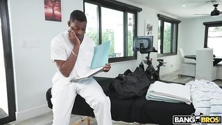 Отчим готовится к экзамену по массажу разминая большие сиськи Кристал Чейз