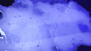 Инопланетные щупальца по запаху отыскали киску латинки Мии Никс в туалете