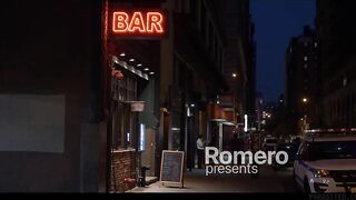 Зомбированная официантка Ребекки Волпетти высасывает сперму из бармена