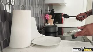 Молодая Джей Си Уайлдс растягивает киску на члене отчима Йована Джордана