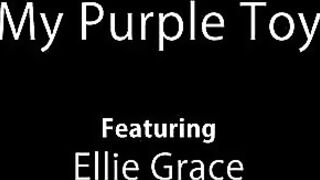 Зрелая баба-огонь Элли Грейс громко стонет развлекаясь с вибратором