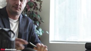 Зрелый мужик после развода набросился на киску молодой няни Мейзи Майерс