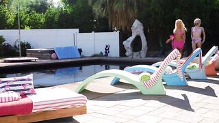 Роман Тодд гоняет лысого у бассейна наблюдая за сексом транссексуалок