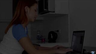 Проворные пальцы рыженькой милашки Лоли разогревают ее бритую киску