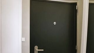 Очкарик смотрит как его жена Скарлетт Алексис тренируется на большом хуе