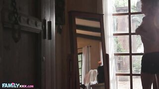 Малышка с веснушками Деми Хоукс по-сестрински дала красавчику Коди Стилу