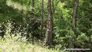 Рыжая Ника Мурр воссоединилась с природой занимаясь мастурбацией в лесу