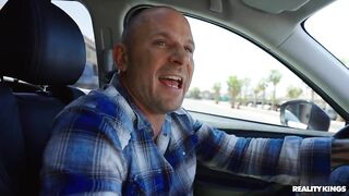 Таксующий Скотт Нейлс Хим доволен секс поездкой с Хим Мари и Энджел Янгс