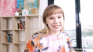 18-летняя сосочка Элиен Кэтт познает прелести самоудовлетворения